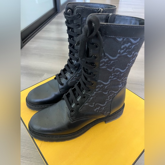 Fendi Karligraphy FF combat boots 6.5 used in great condition - Picture 7 of 16